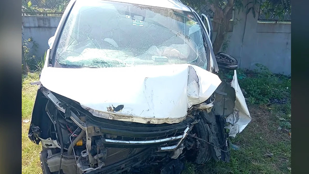 সীতাকুণ্ডে বিদ্যুতের খুঁটিতে মাইক্রোবাসের ধাক্কা, মা-মেয়ে নিহত
