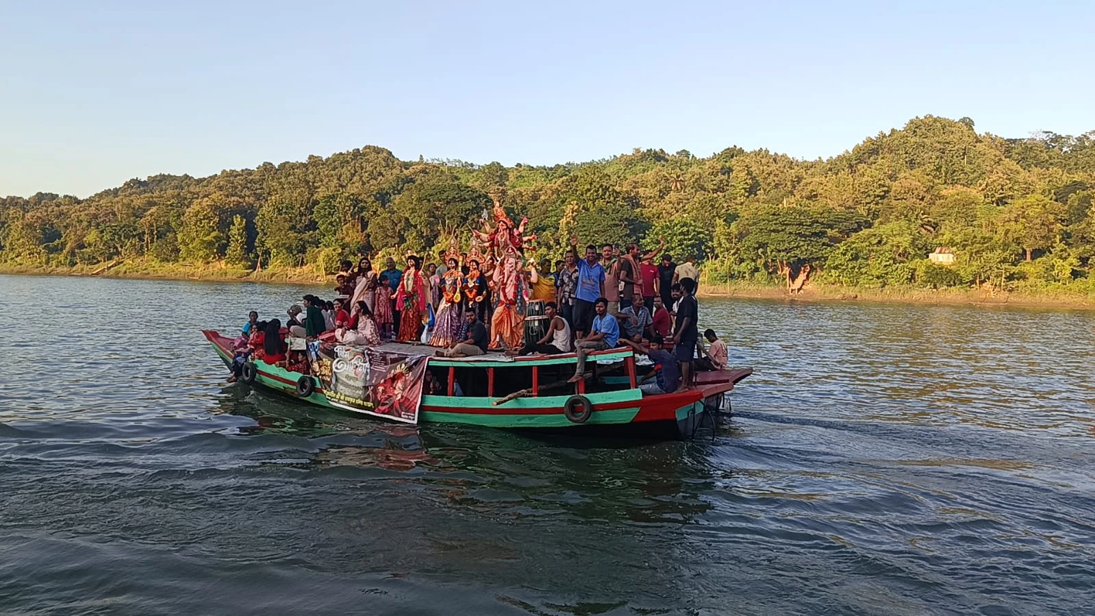কাপ্তাইয়ে কর্ণফুলী নদীতে প্রতিমা বিসর্জনে শেষ হলো দুর্গাপূজা