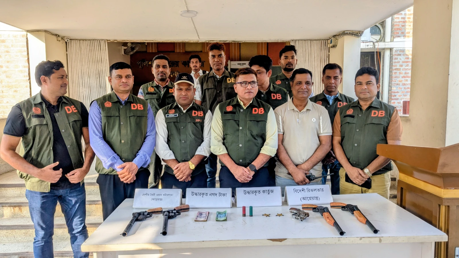 পাবনায় ডিবির অভিযানে অস্ত্র-গুলিসহ আটক ৪