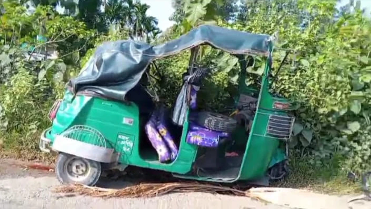 চলন্ত সিএনজির চাকা খুলে প্রাণ গেল শিশুর