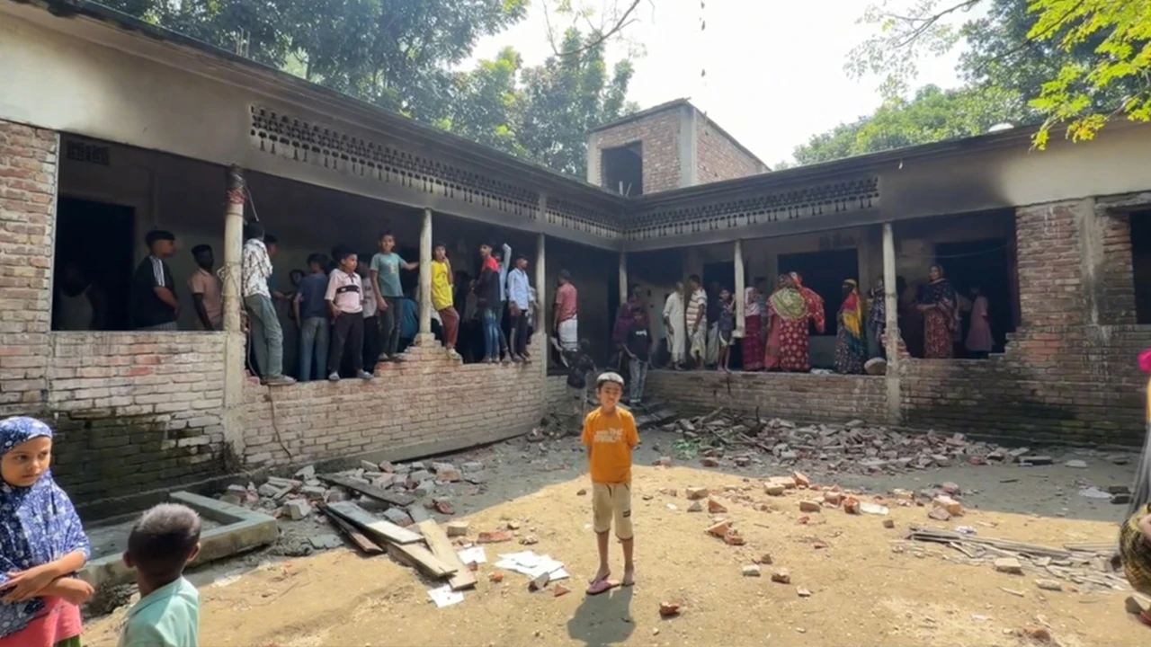 শিশু শিক্ষার্থীকে ধর্ষণচেষ্টার অভিযোগে মাদ্রাসা পরিচালক আটক, প্রতিষ্ঠানে ভাঙচুর