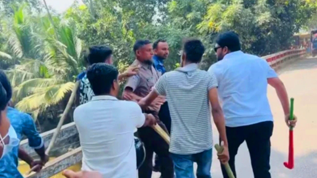গোপালগঞ্জে পুলিশের গাড়িতে হামলা, ২ সদস্যকে মারধরের অভিযোগ