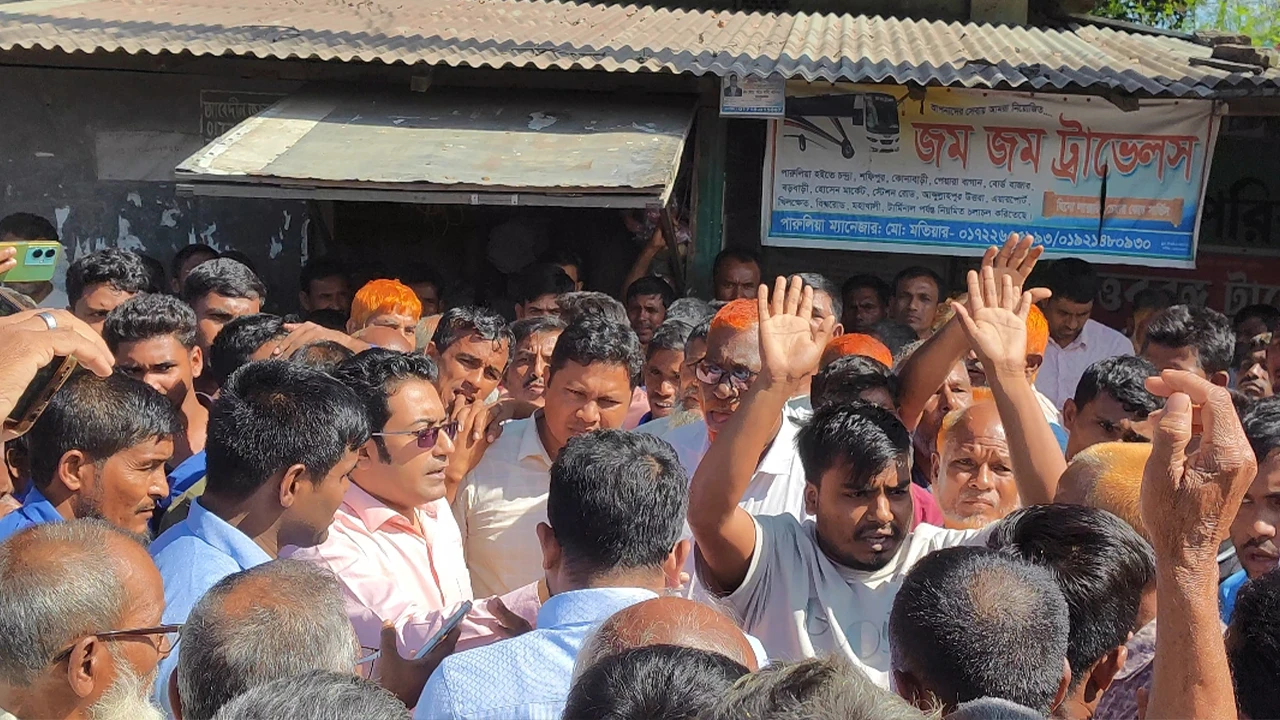 সারের দাবিতে লালমনিরহাট-বুড়িমারী মহাসড়ক অবরোধ কৃষকদের