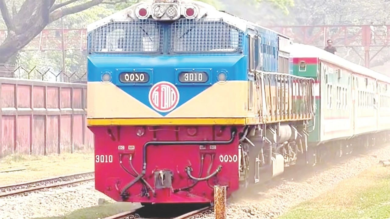 প্রথম লোকাল ট্রেন মহানগর এক্সপ্রেস