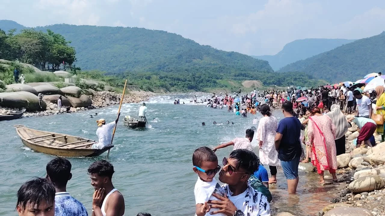ঈদের ছুটিতে সাদাপাথরে পর্যটকের উপচে পড়া ভিড় | জাতীয় অর্থনীতি