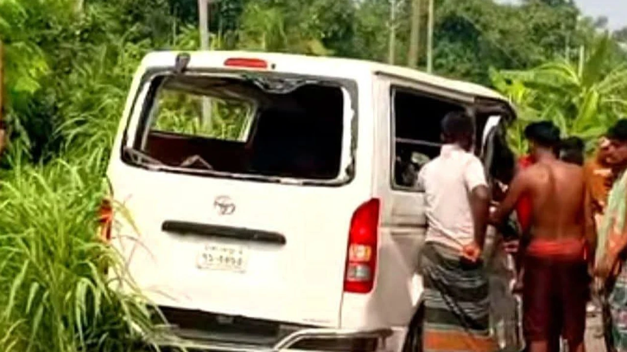 স্বামীর মরদেহ নিয়ে ফেরার পথে প্রাণ গেলো স্ত্রীসহ ২ জনের