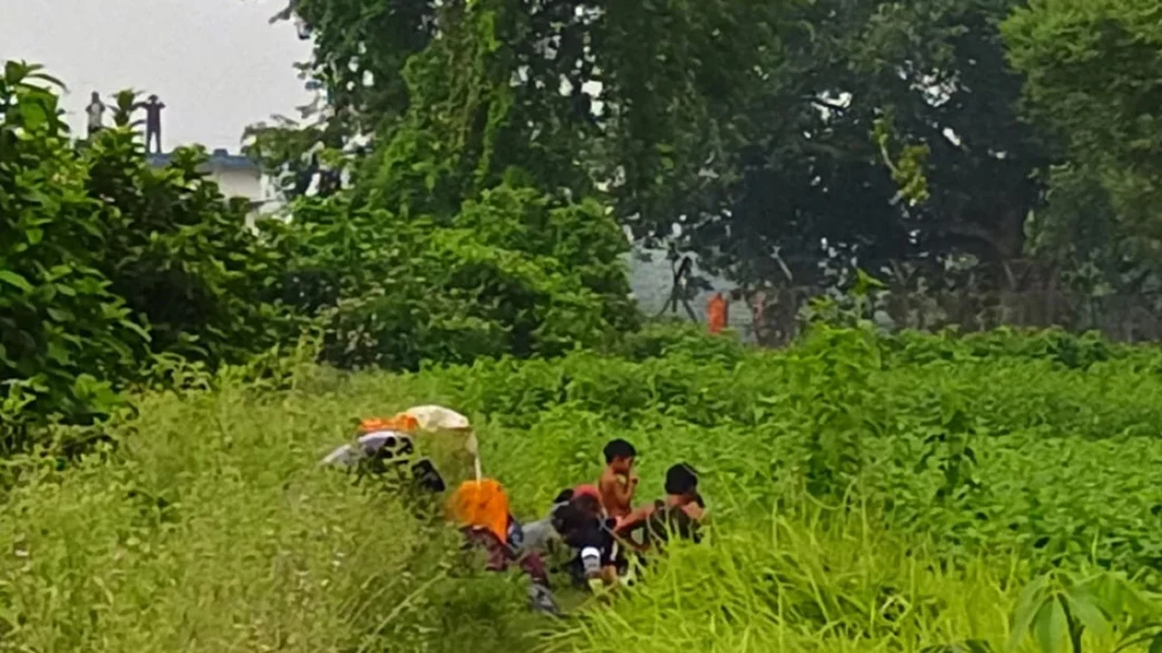 সীমান্তে ১২ জনকে পুশইন চেষ্টায় বিজিবি ও স্থানীয়দের বাধা