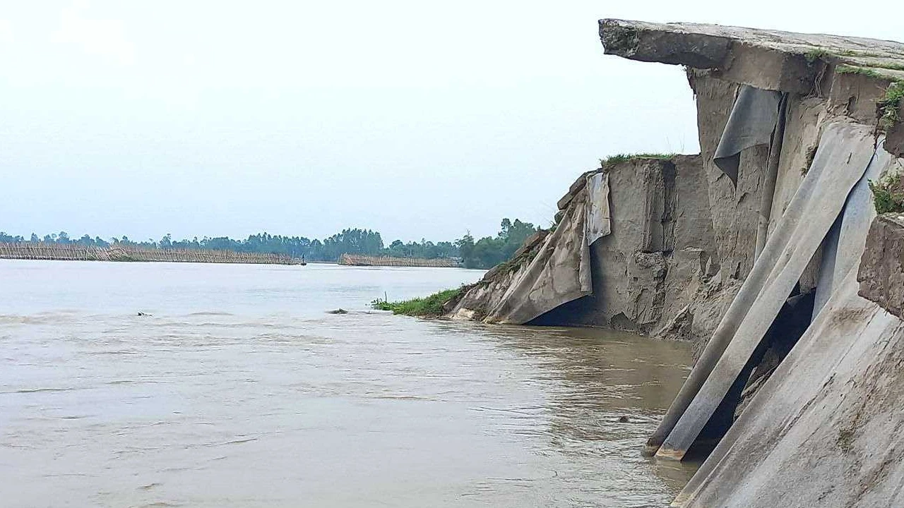 রংপুরে সেতু রক্ষা বাঁধে ধস, ভয়াবহ বন্যার আশঙ্কা