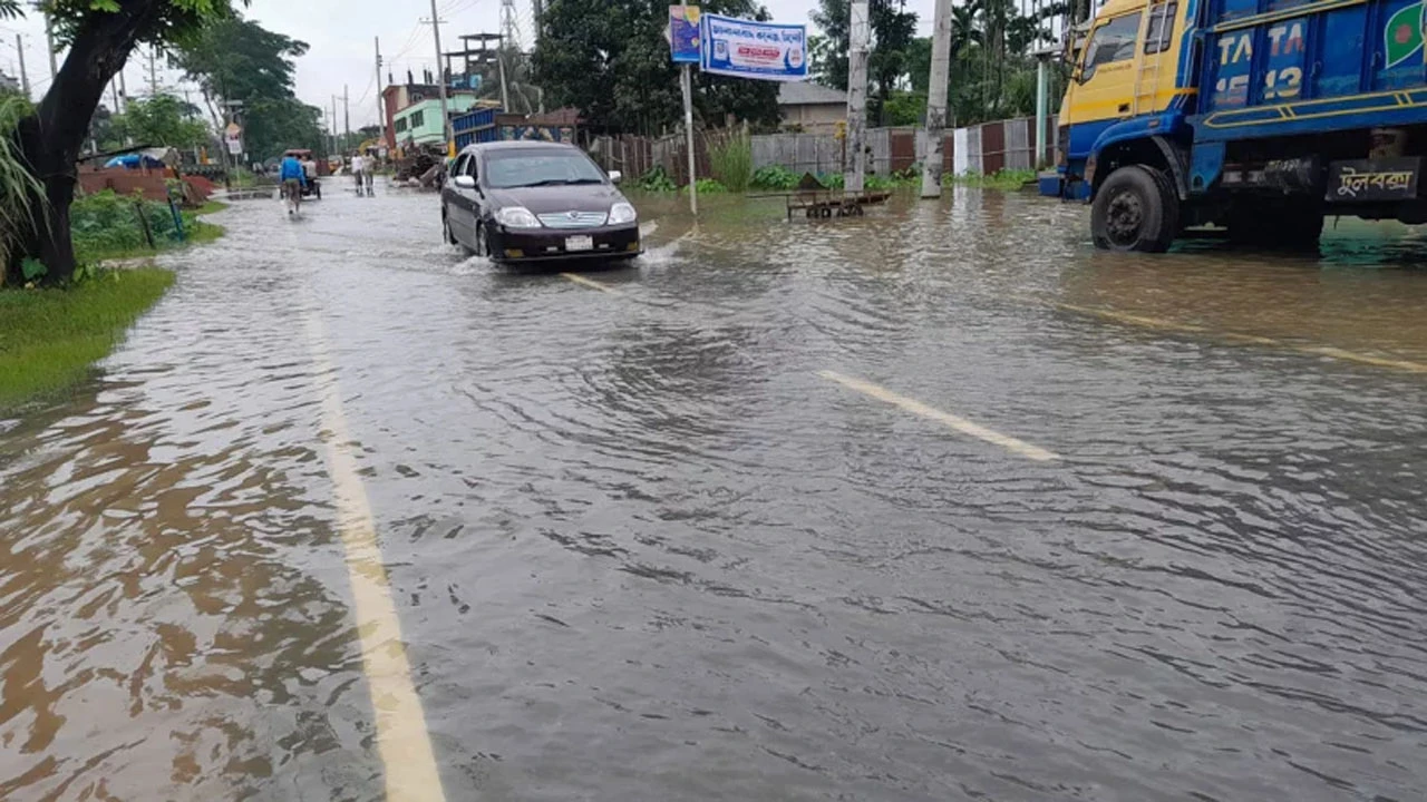 সামান্য বৃষ্টিতে সৃষ্টি হয় জলাবদ্ধতা, চরম জনদুর্ভোগ