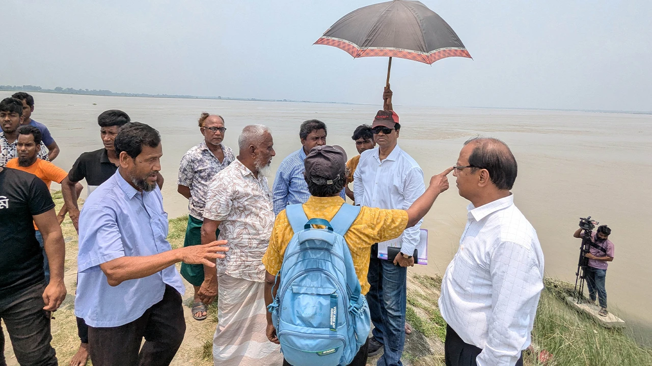 তিস্তা সেতুরক্ষা বাঁধের ভাঙন পরিদর্শনে এলজিইডির প্রতিনিধি দল