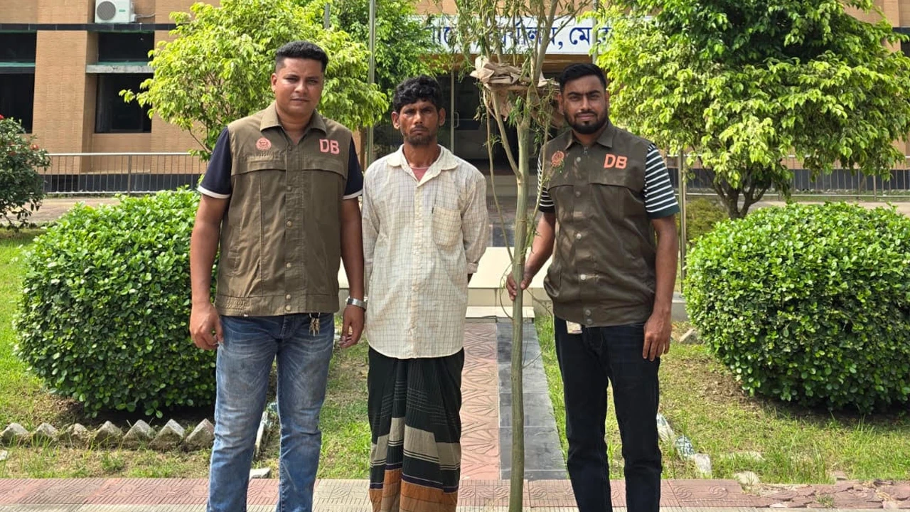 মেহেরপুরে ৪ কেজি ওজনের গাঁজা গাছসহ আটক ১