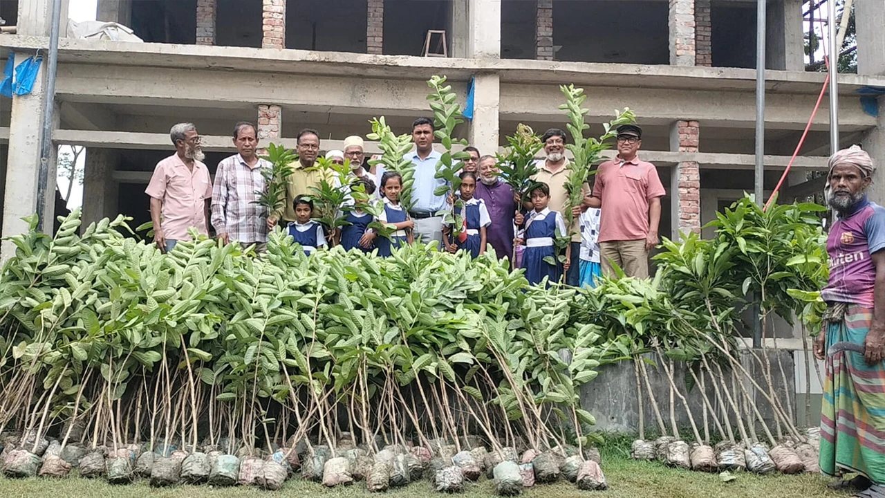 ১৭০ শিক্ষার্থীকে গাছের চারা ও শিক্ষা উপকরণ বিতরণ