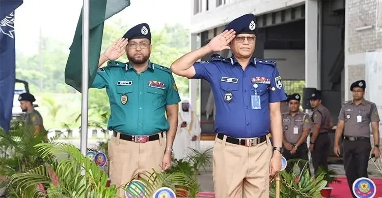 গাঢ় নীল ও হালকা জলপাই শার্টের সঙ্গে খাকি প্যান্টে ফিরলো পুলিশ