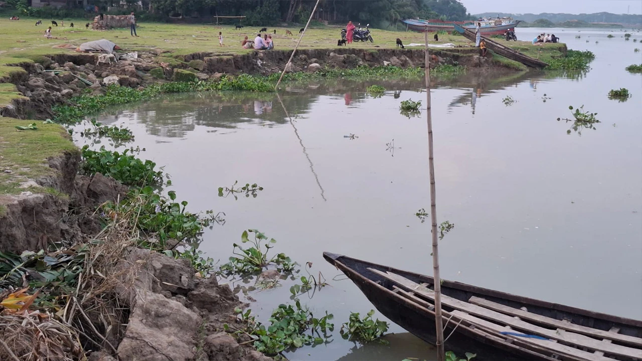 বর্ষার আগেই মাদারীপুরে নদীভাঙন, আতঙ্কে এলাকাবাসী