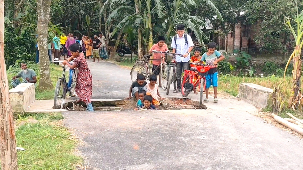 ঠিকাদারের গাফিলাতিতে সড়কে মরণফাঁদ