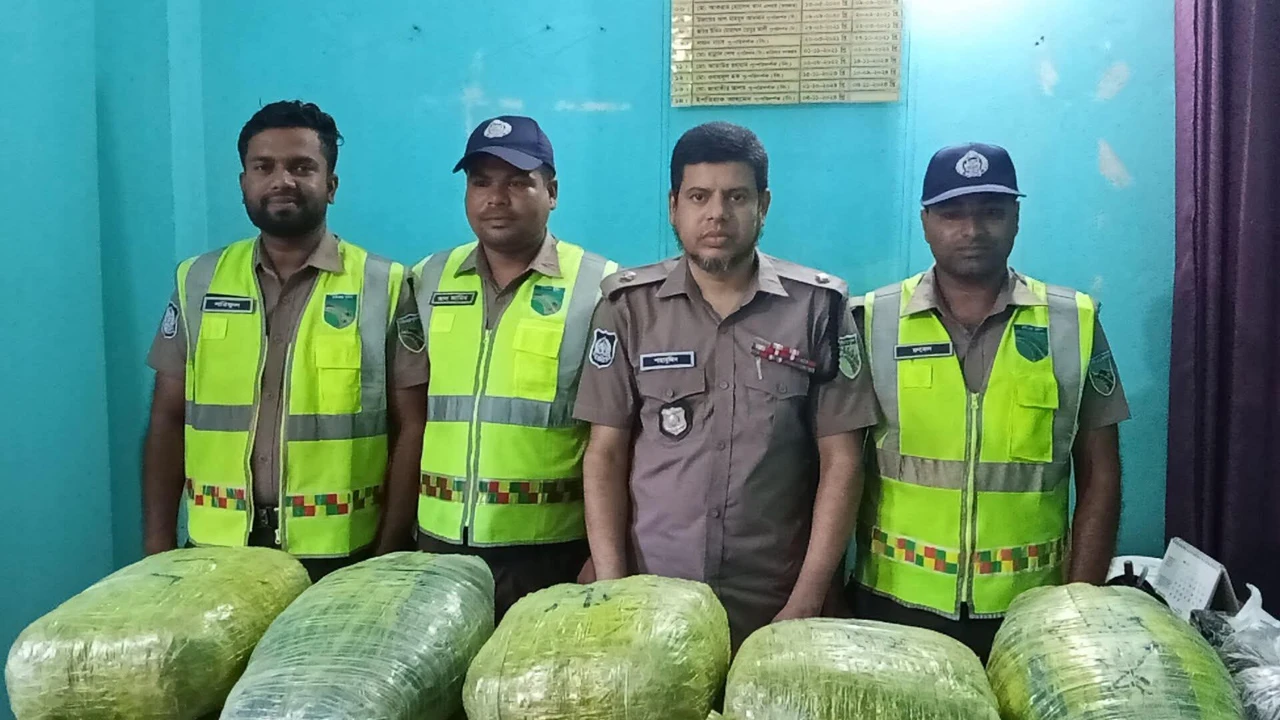 ৪৫ কেজি গাঁজাসহ মোটরসাইকেল জব্দ