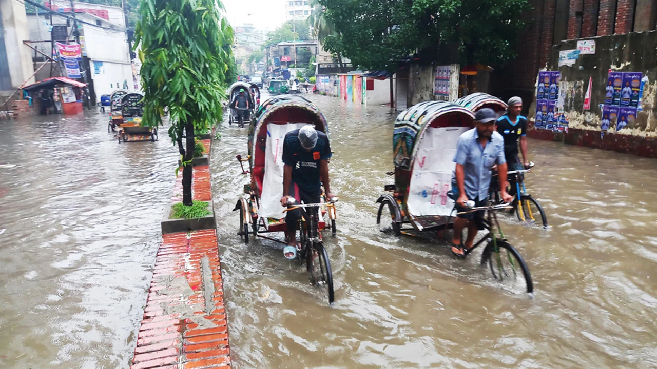 টানা বৃষ্টিতে চট্টগ্রামজুড়ে জলাবদ্ধতা, দুর্ভোগে নগরবাসী