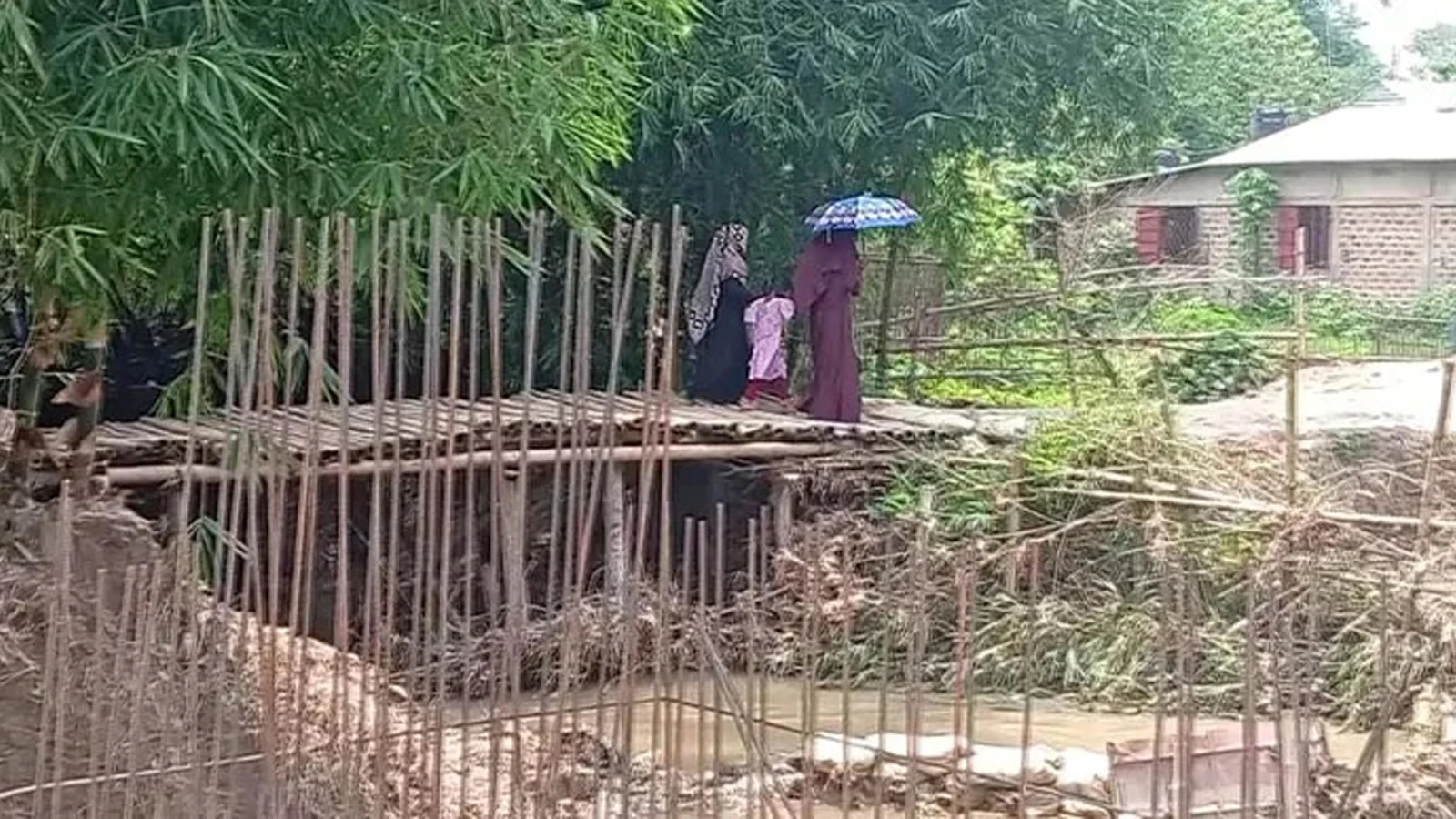 সেতু নির্মাণের কাজ বন্ধ, চরম দুর্ভোগে হাজারো মানুষ