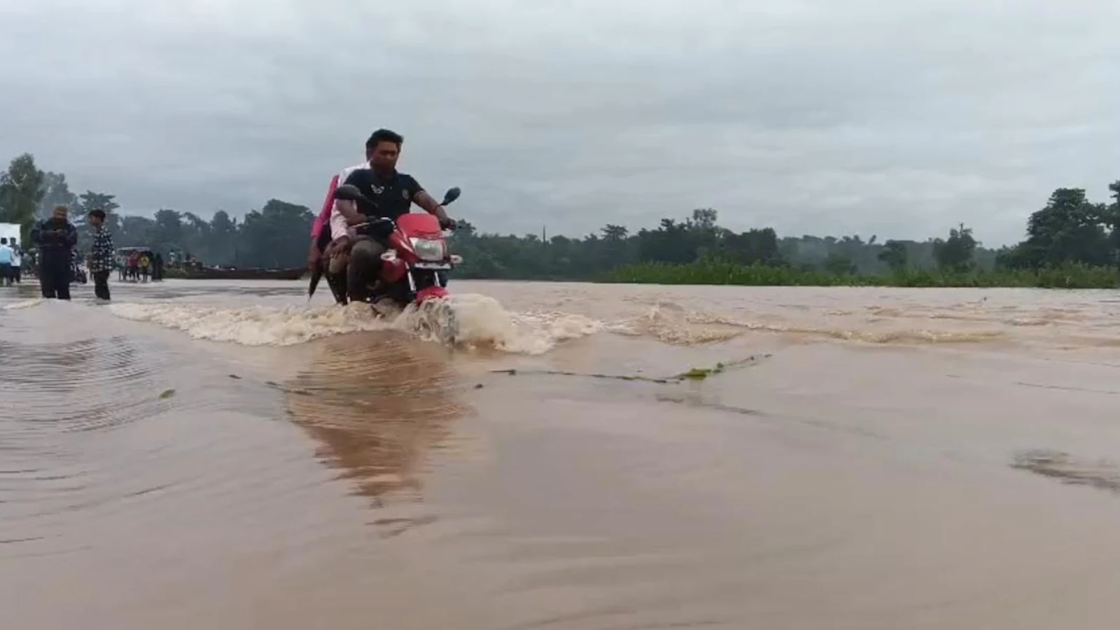 সুনামগঞ্জে বাড়ছে নদীর পানি, নিম্নাঞ্চলে বন্যার আশঙ্কা
