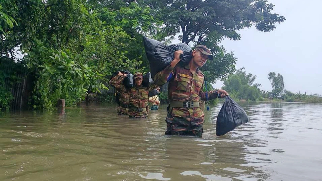 চট্টগ্রামের বন্যাদুর্গত মানুষের পাশে সেনাবাহিনী