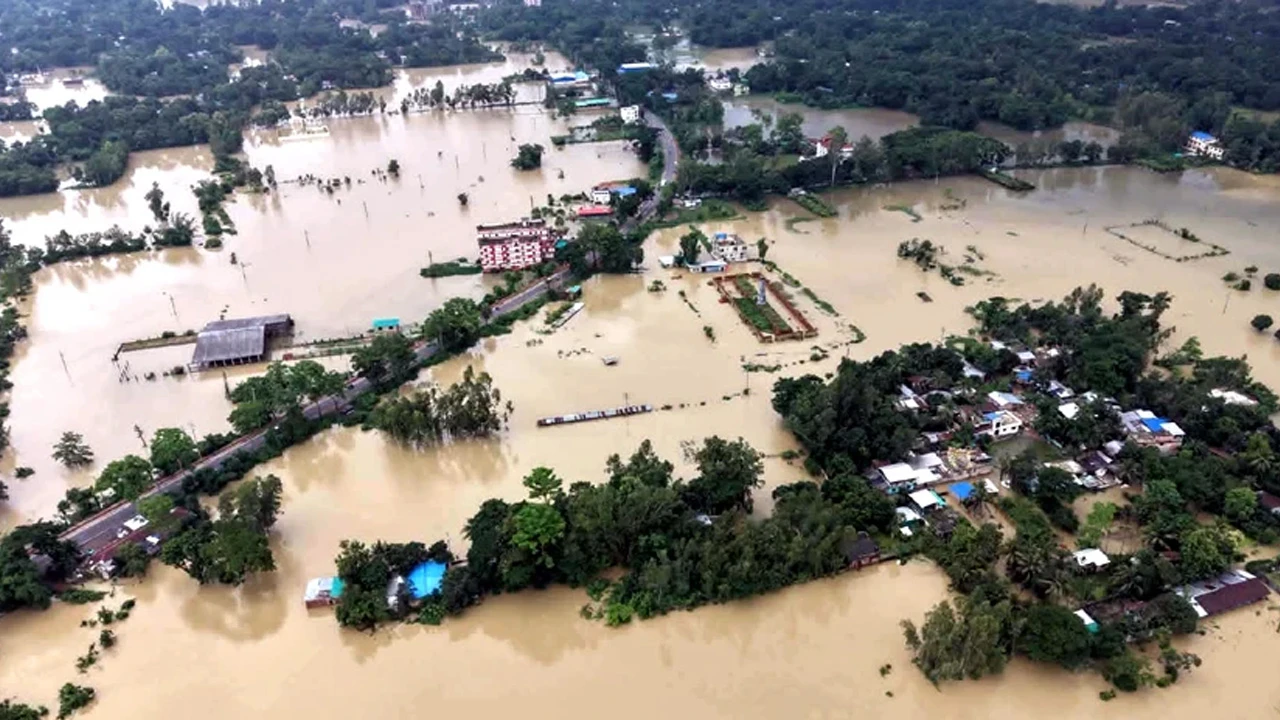চট্টগ্রামে বৃষ্টি ও পাহাড় ধসে ১৩ মৃত্যু, ক্ষতিগ্রস্ত দেড় লাখ পরিবার