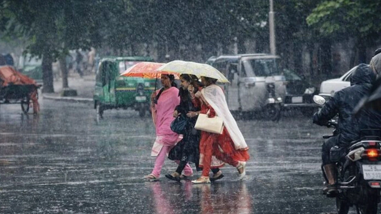 রাজধানীতে ভোর থেকেই গুঁড়ি গুঁড়ি বৃষ্টি, যেমন যাবে সারাদিন