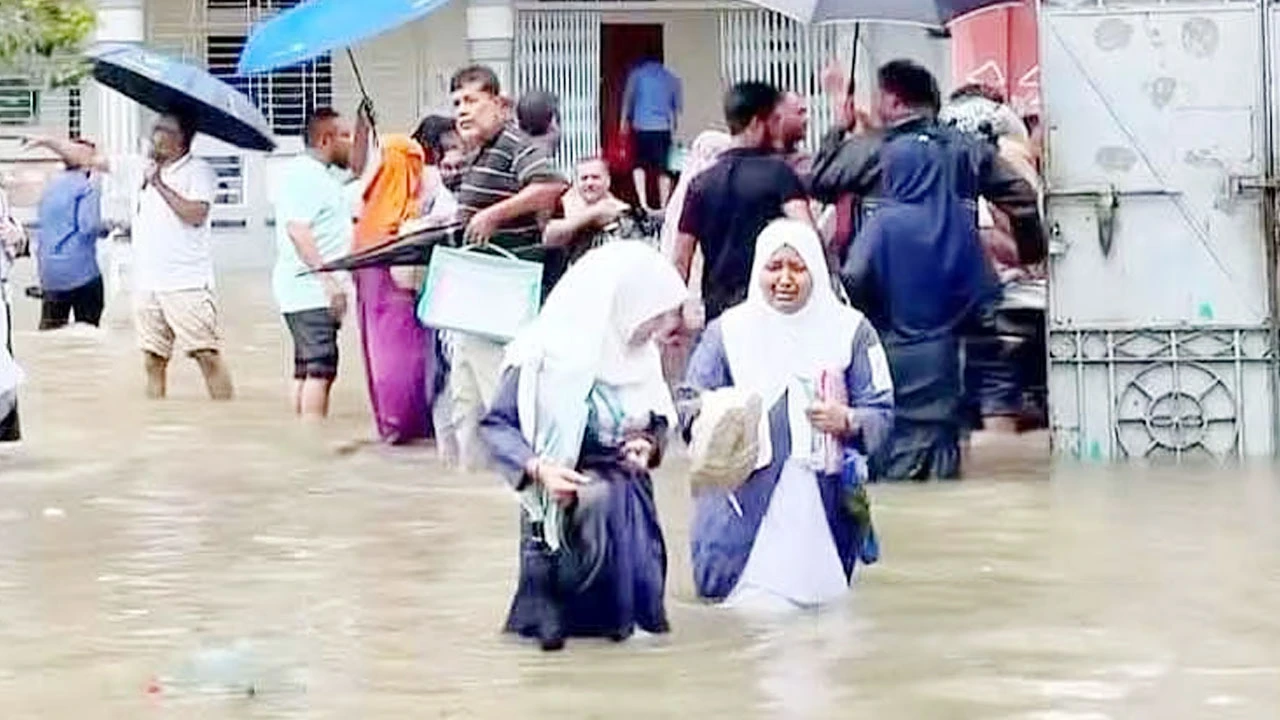 টানা বর্ষণে ডুবল কুমিল্লা নগরী, দুর্ভোগে এইচএসসি পরীক্ষার্থীরা