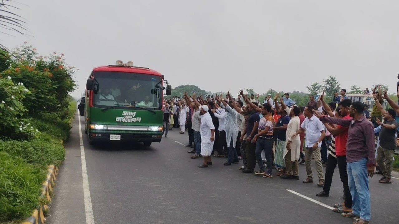 বরিশাল যাওয়ার পথে মাদারীপুরে প্রধানমন্ত্রীকে ফুলেল শুভেচ্ছা