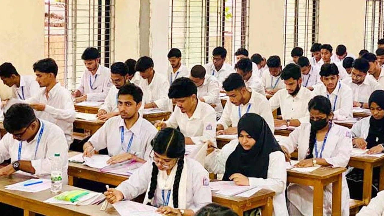 পরবর্তী নির্দেশ না দেওয়া পর্যন্ত চট্টগ্রাম বোর্ডের এইচএসসি পরীক্ষা বন্ধ