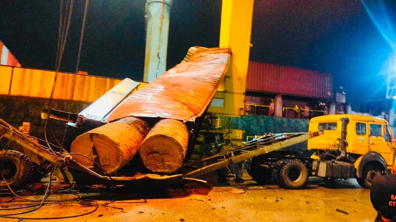 চট্টগ্রাম বন্দরে দুর্ঘটনা: ক্রেনের রশি ছিঁড়ে পড়লো কনটেইনার