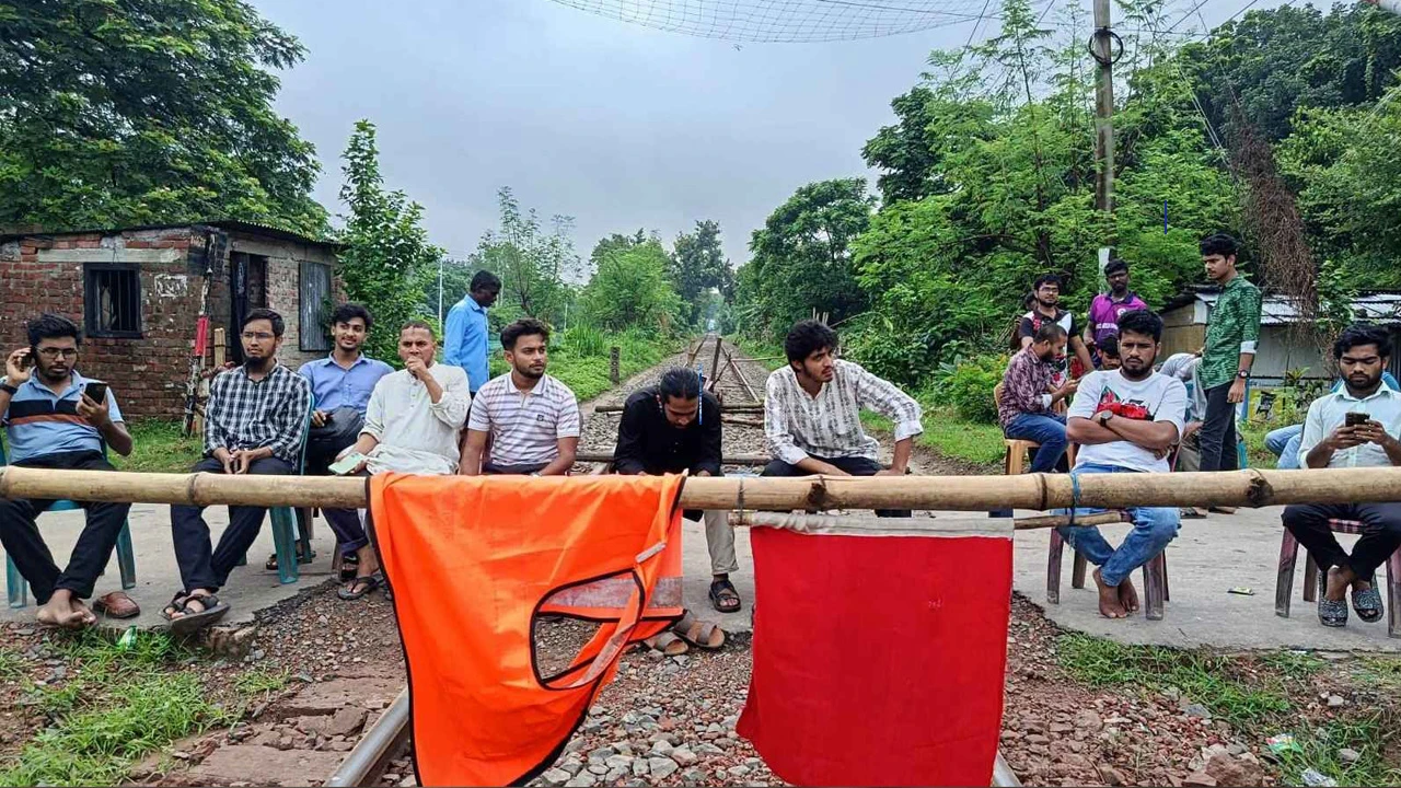 রাজশাহীতে রেলপথে শিক্ষার্থীদের অবরোধ, ট্রেন চলাচল বন্ধ