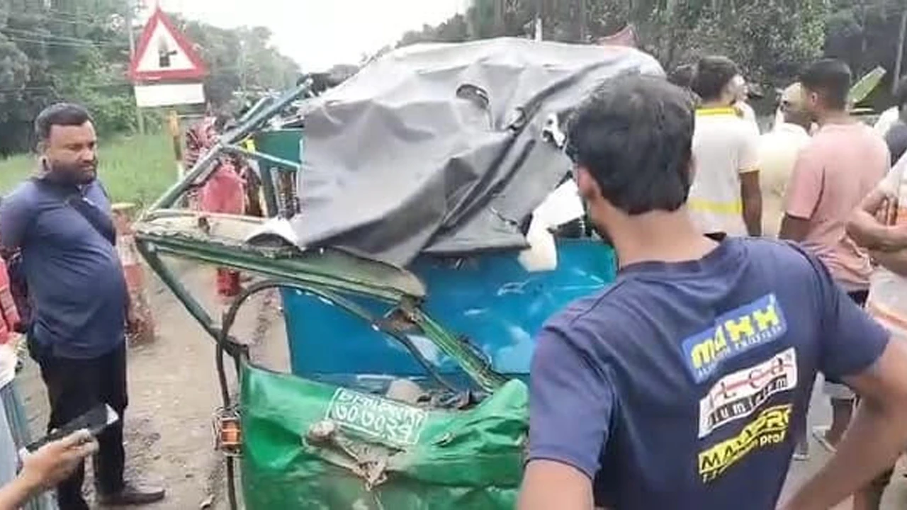 সিংগাইরে ট্রাক-সিএনজির সংঘর্ষে নিহত ১