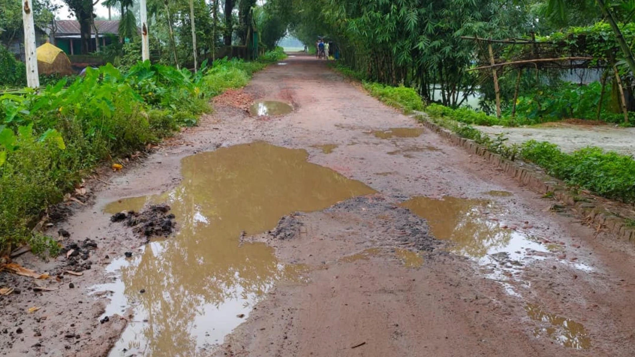 রাস্তা খুঁঁড়ে লাপাত্তা ঠিকাদার, আদিতমারীতে জনদুর্ভোগ