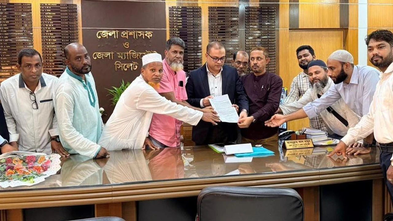 সড়ক সংস্কার ও যানজট নিরসনে সিসিক এবং জেলা প্রশাসককে স্মারকলিপি