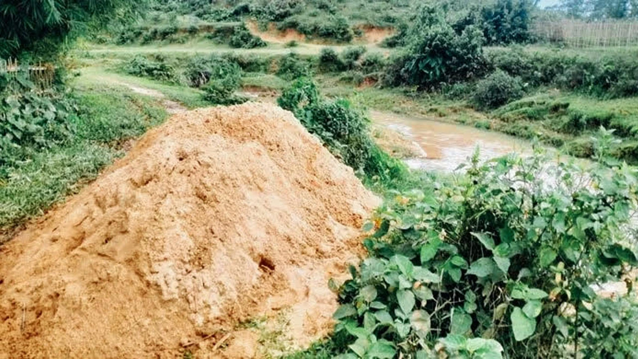 অবৈধ বালু উত্তোলনে রাজস্ব হারাচ্ছে সরকার