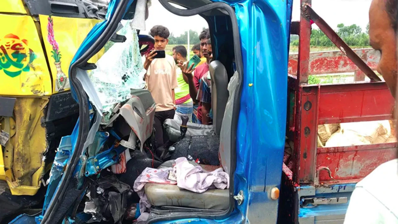 বগুড়ায় দুই ট্রাকের মুখোমুখি সংঘর্ষে নিহত ৪