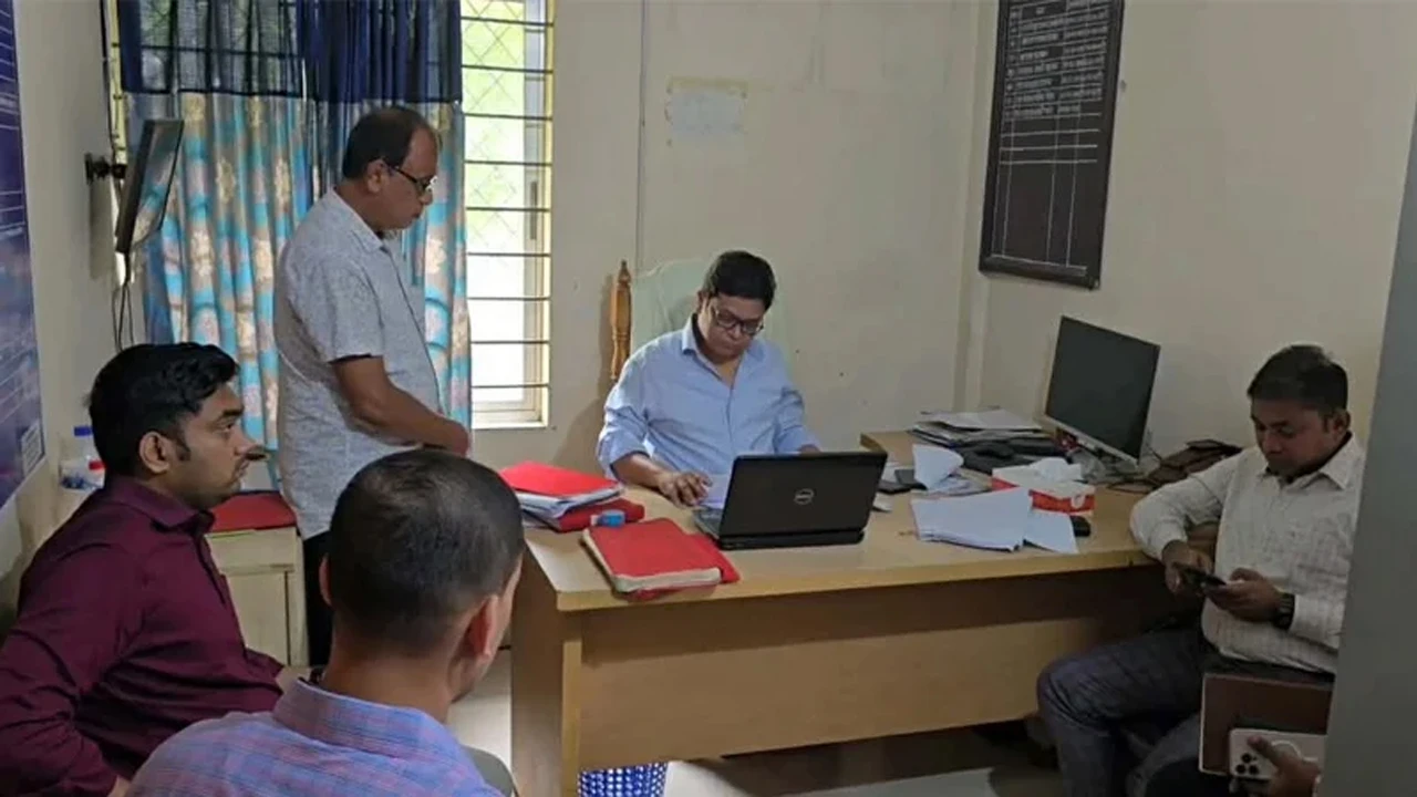 একসঙ্গে ভূমি অফিসের কর্মকর্তা-কর্মচারী বরখাস্ত