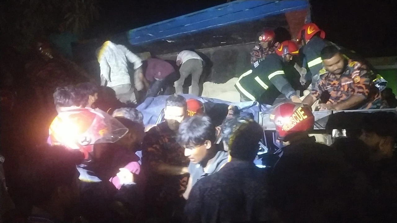 ডিউটিতে থাকা পুলিশ সদস্যের ওপর উল্টে পড়ল ট্রাক, অতঃপর..