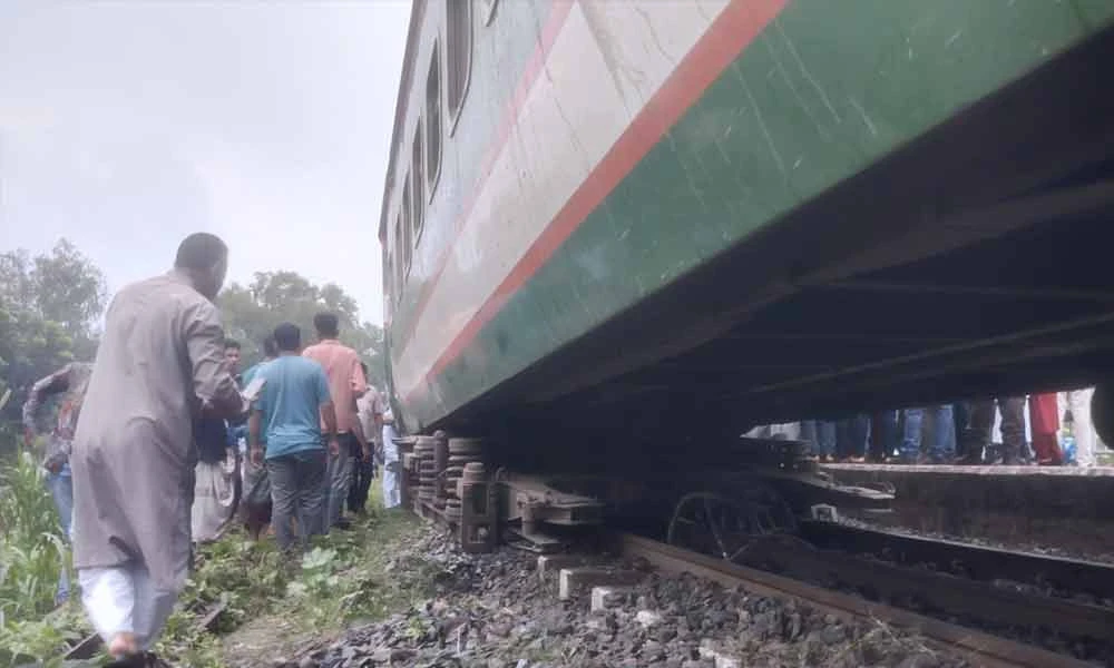 ট্রেনের বগি লাইনচ্যুত, ঢাকার সঙ্গে উত্তরবঙ্গের যোগাযোগ বন্ধ