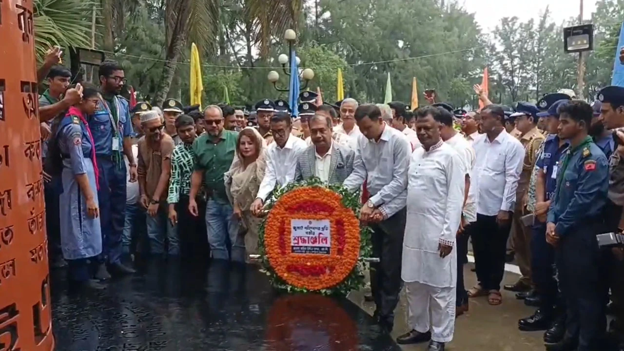 বরিশালে জুলাই শহীদ স্মৃতিস্তম্ভে তথ্য ও সম্প্রচার মন্ত্রীর শ্রদ্ধা