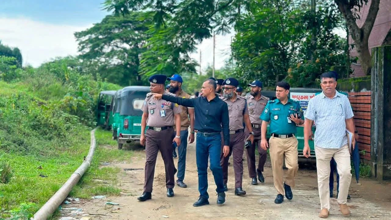 প্রস্তাবিত পুলিশ লাইন্স ও ট্রাফিক স্থাপনা পরিদর্শনে কমিশনার