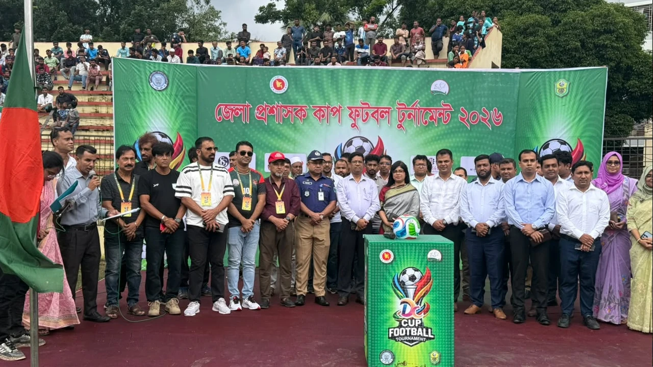 বৃষ্টি উপেক্ষা করে ফুটবল উন্মাদনা, সাতক্ষীরায় দর্শকের ঢল