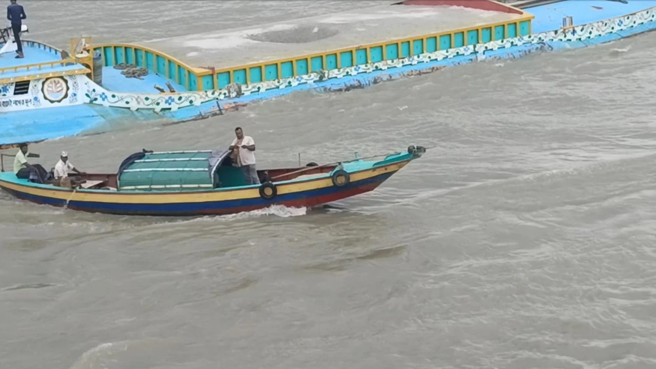 পদ্মা-যমুনায় প্রকাশ্যে চাঁদাবাজি-ডাকাতি, নেপথ্যে বিআইডব্লিউটিএ
