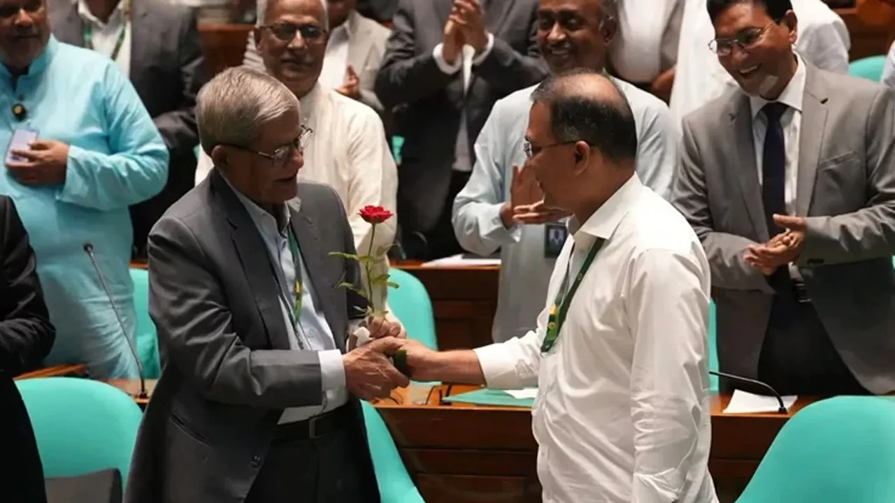 নতুন রাষ্ট্রপতিকে প্রধানমন্ত্রীর লাল গোলাপ উপহার