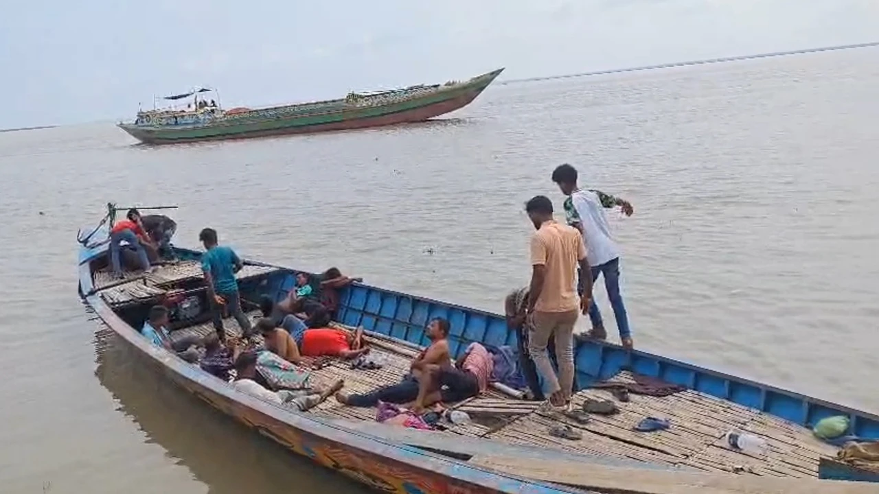 পদ্মা নদীতে চ্যানেল চার্জ আদায়কে কেন্দ্র করে হামলা