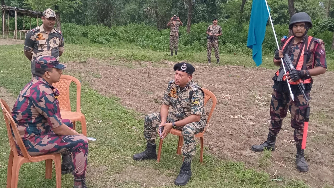 বিএসএফের ফেলে যাওয়া অস্ত্র-ওয়াকিটকি ফেরত দিল বিজিবি