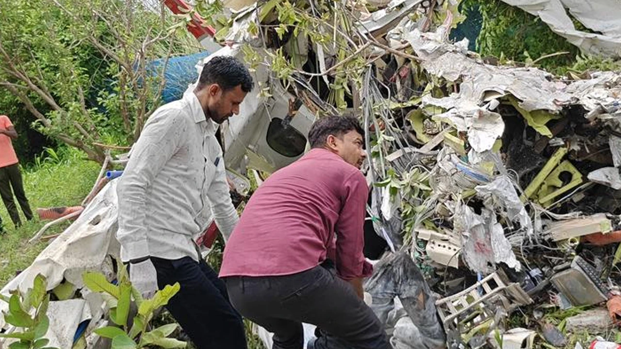 ভারতে প্রশিক্ষণ বিমান বিধ্বস্ত, ২ পাইলট নিহত