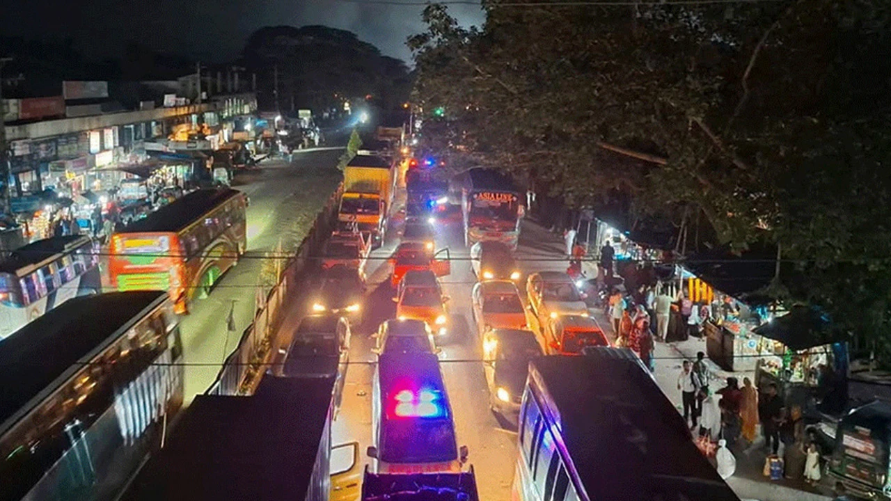 ঢাকা–চট্টগ্রাম মহাসড়কে তীব্র যানজট, অ্যাম্বুলেন্সেই রোগীর মৃত্যু