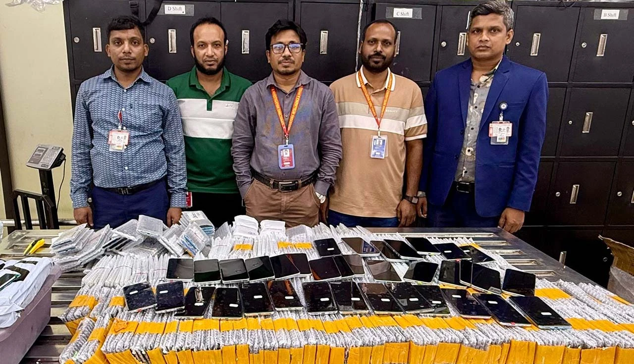 গ্রিন চ্যানেলেও নজরদারি: স্বর্ণ, ফোন ও মদসহ আটক ৪