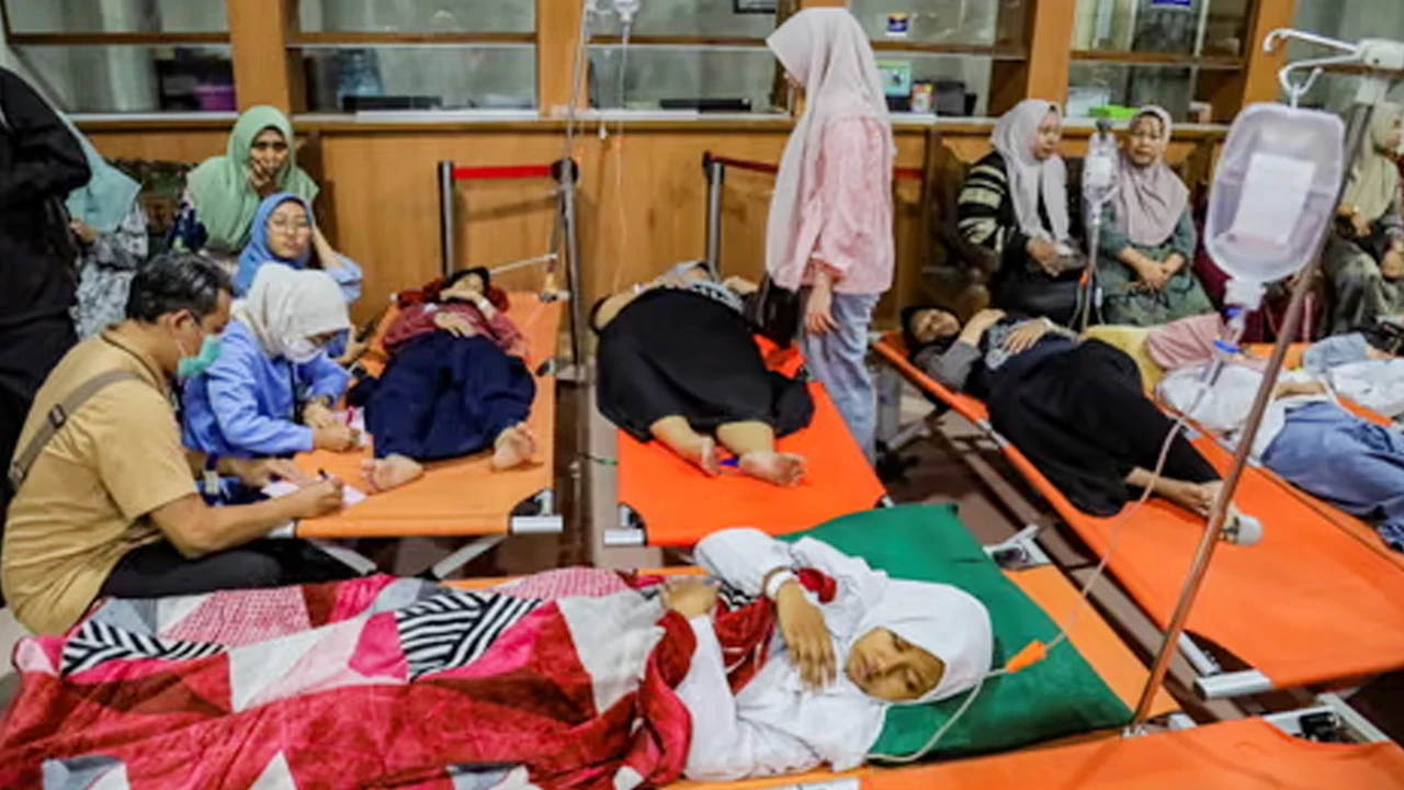 ইন্দোনেশিয়ায় সরকারি ফ্রি খাবার খেয়ে অসুস্থ ৮০০ শিক্ষার্থী ও শিক্ষক